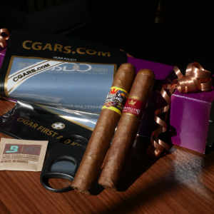 The Essentials - Christmas Cracker Cigar Sampler - 4 Cigars & Accessories