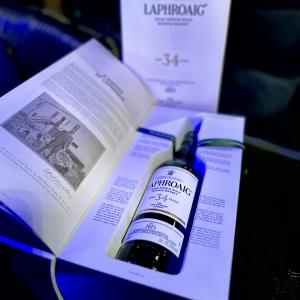 Laphroaig 34 Year Old Ian Hunter Book 4 - 46.2% 70cl